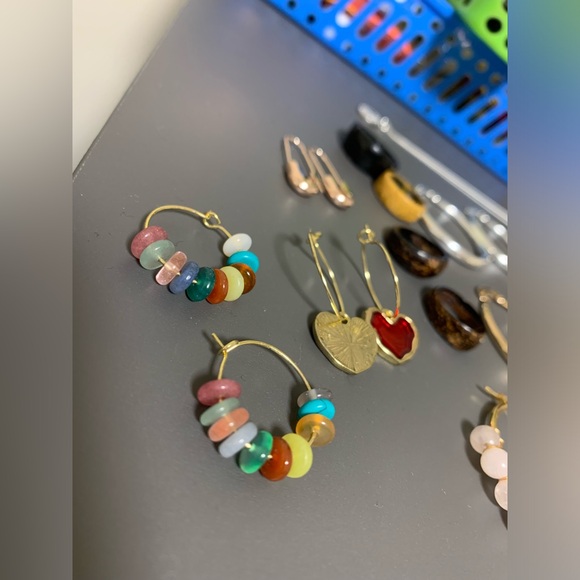 Lot of assorted earrings and 4 nut shell rings - Picture 9 of 10